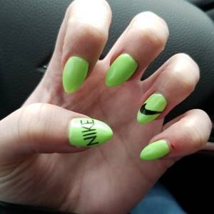 light green-manicure-Nike