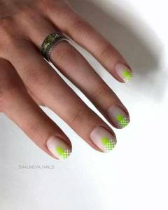 light green manicure