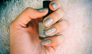 Gray craquelure for short nails