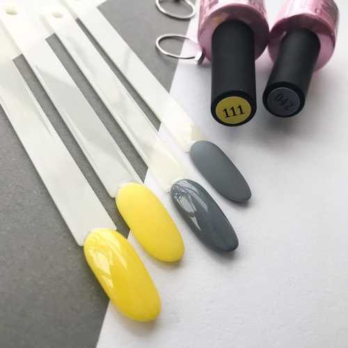 Gray yellow color in manicure