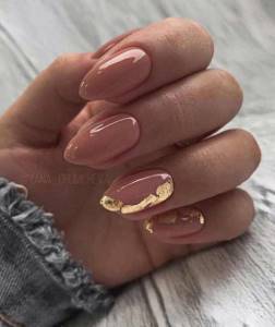 A chic accent with foil on two nails