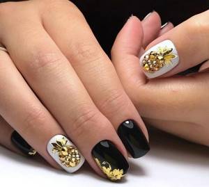 Chic gold manicure 2022-2023: fashionable design with gold nail decor