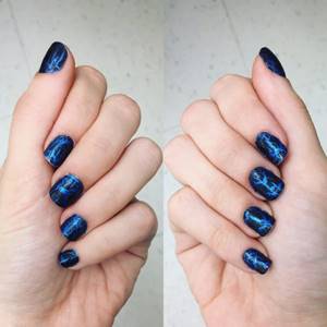 Blue craquelure for short nails