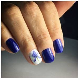 Blue manicure with flowers