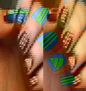 Синий маникюр с зелеными полосками на ногтях