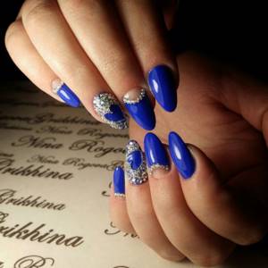 Blue manicure with rhinestones