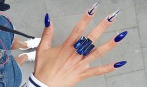 Синий прозрачный маникюр на длинных ногтях