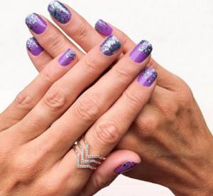 Lilac manicure with sparkles