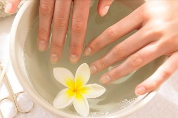 Removing false nails using a bath