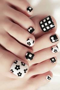 Combination of patterns in black and white pedicure