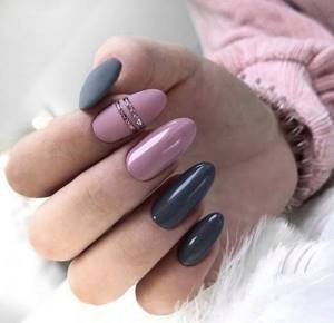 combination of pink manicure with other colors