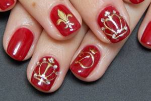 Adjacent nails can also be decorated with a monogram or letter of your name.