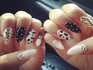 You can create a stiletto manicure on natural nails; of course, it will not be as breathtakingly long as on extended nails