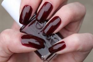 Passionate burgundy manicure