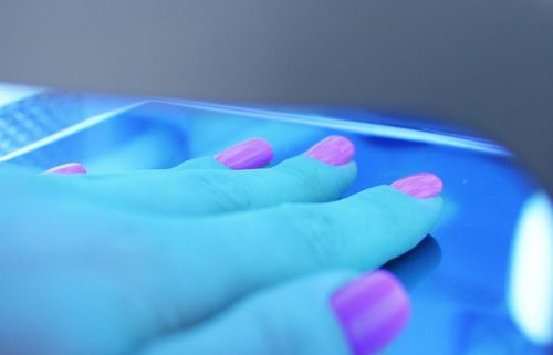 Drying nails in a lamp