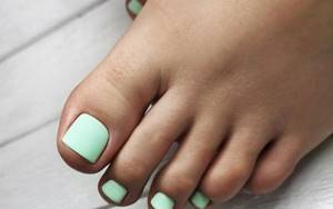 Light mint matte pedicure for summer