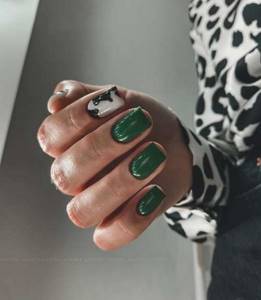 Dark green manicure fall-winter trend