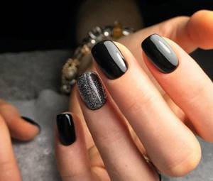 Dark manicure for short nails 2021