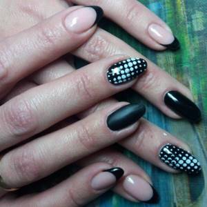 Dots - Black and white manicure