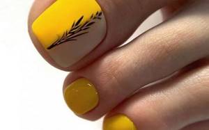 Trendy minimalist pedicure with negative space