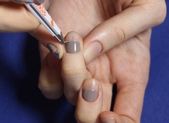 Removing thermal film from nails is not difficult