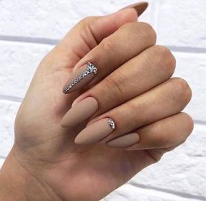 Amazing lunar manicure 2022-2023 on the top 15 trends: new photos