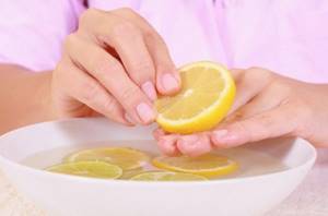 Bath with lemon juice for whitening nail plates.