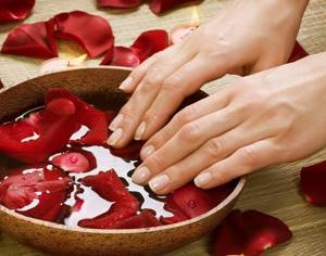 Baths are an effective remedy for growing nails