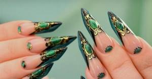 Types of designs on sharp nails with liquid stones