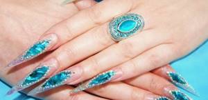 Types of designs on luxurious nails with liquid stones