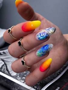 Bright nail design 2022: trendy new manicures