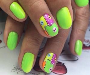 Bright gradient manicure with designs on ring fingers