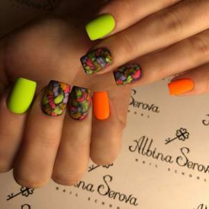 Bright manicure: combining shades