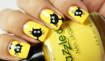 Funny yellow manicure with cats