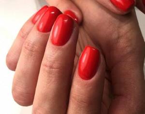 Gel polish runs on the cuticle: what are the reasons and what to do