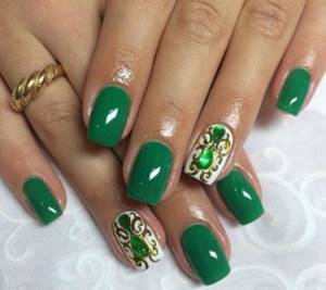 Green liquid stones on nails