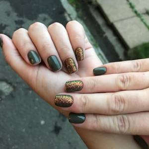 green manicure with glitter