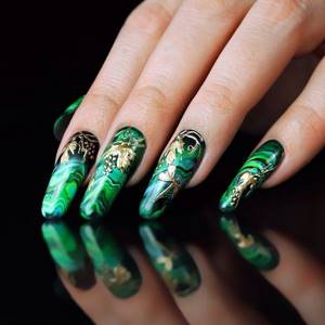 Green manicure with malachite texture