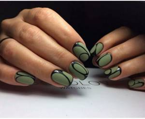 Green manicure with geometric pattern