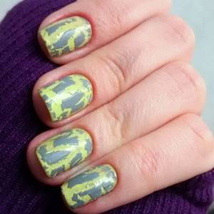 Yellow-gray craquelure for long nails