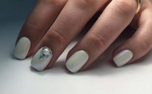 Pearls in nail design