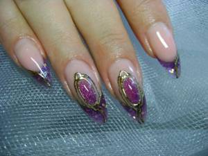 Liquid stone on short nails with a delicate pattern