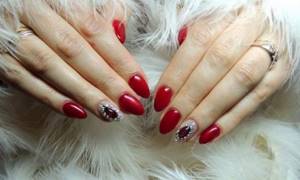 Liquid stone on short red nails