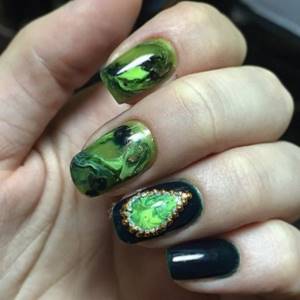 Liquid stone on stylish short nails